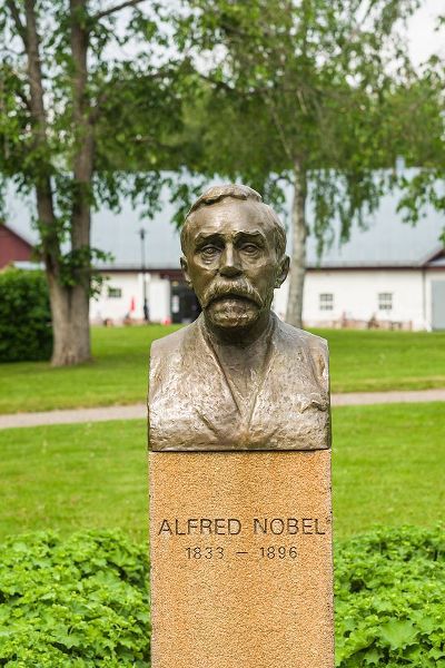 Bibikow, Walter 아티스트의 Sweden-Varmland-Karlskoga-Bjorkholm-the home of inventor Alfred Nobel-statue of Nobel작품입니다.